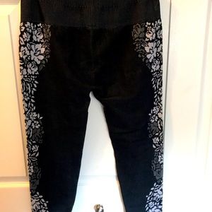 Beautiful knit leggings with flower detail in black and white.